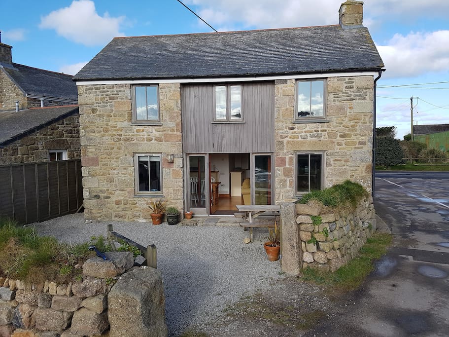 A well presented cottage with outdoor seating/dining and off road parking.