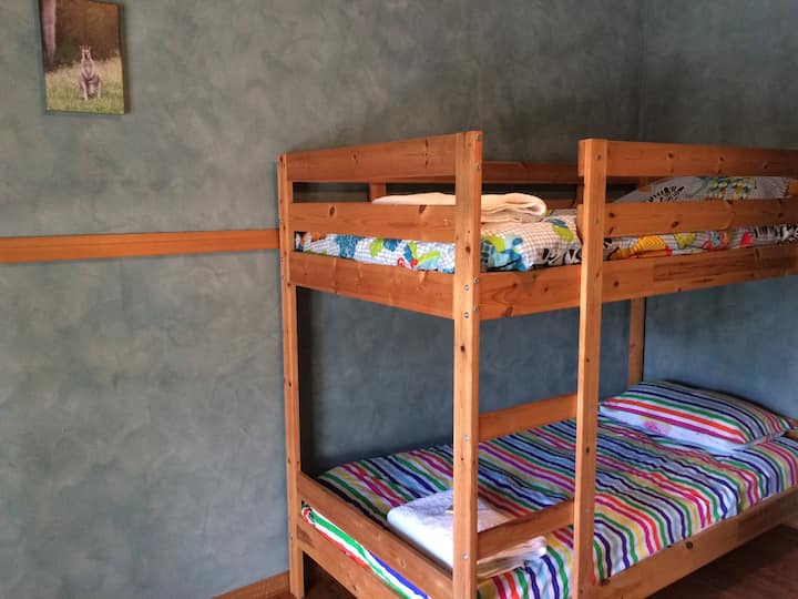 Кревети на кат и единечен кревет сместен до собата за играње, одличен начин децата да го поминат своето време заедно. Ако е потребно, достапно е и детско креветче. 