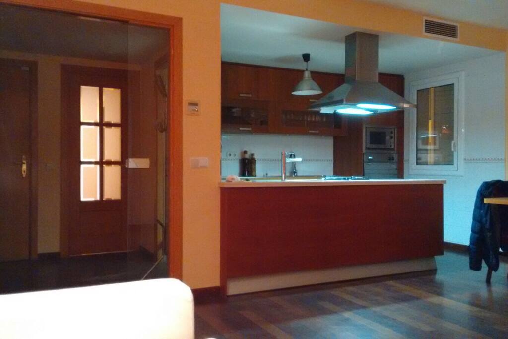 Cocina con todos los servicios y electrodomésticas .