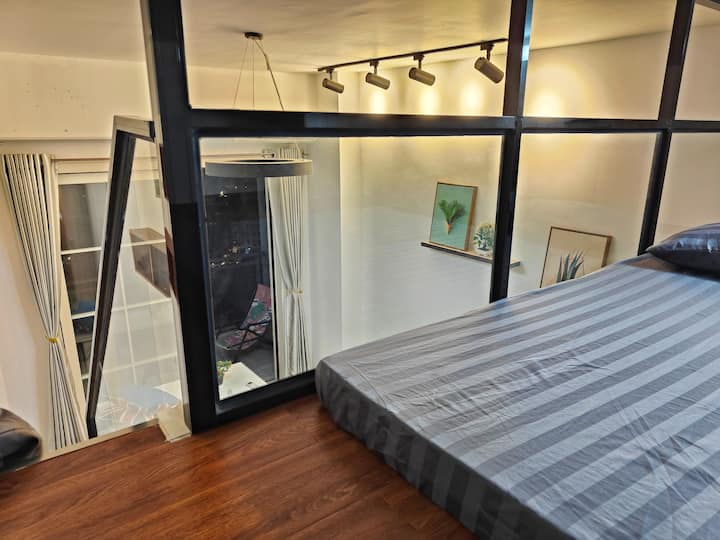 Një krevat në loft 