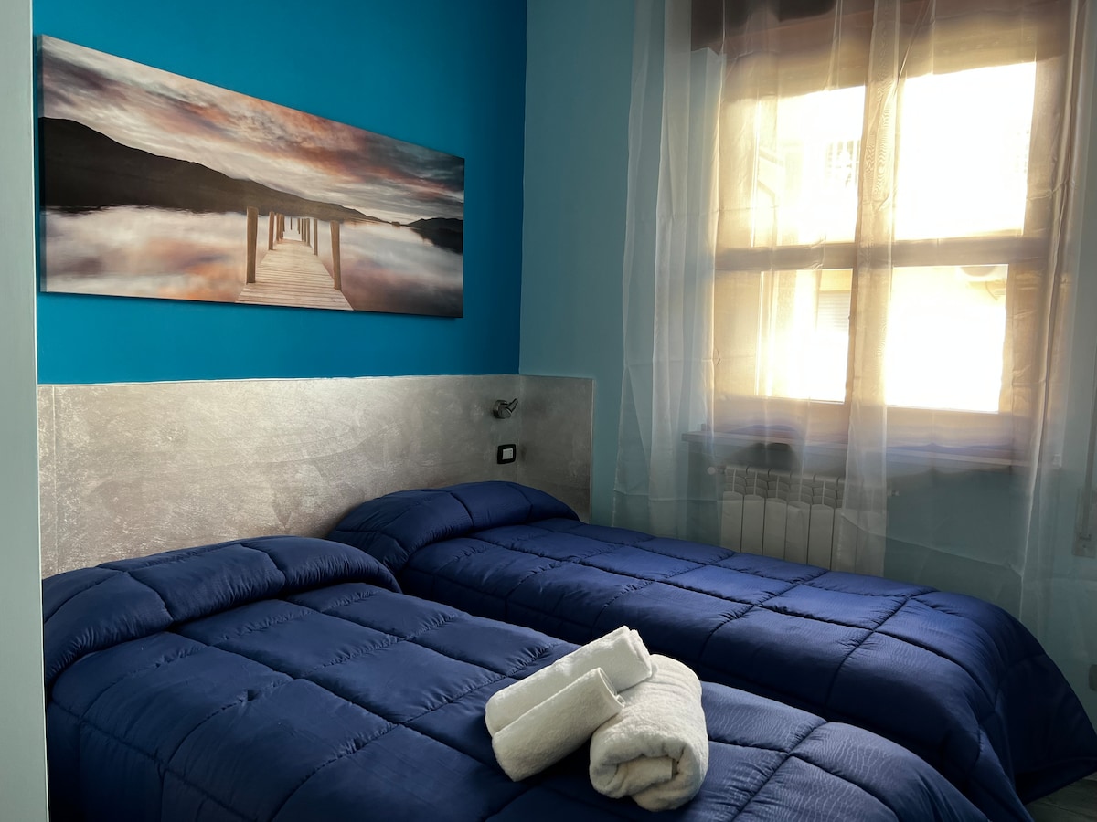 在卧室里，您可以找到两张单人床，舒适地容纳您的孩子。 
如果您是两对朋友，您可以（通过消息或电话提出要求）要求我们准备双人床（我们将加入两张单人床）