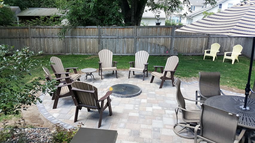 Downtown Wayzata just a short walk to coffee shop gallery image 3