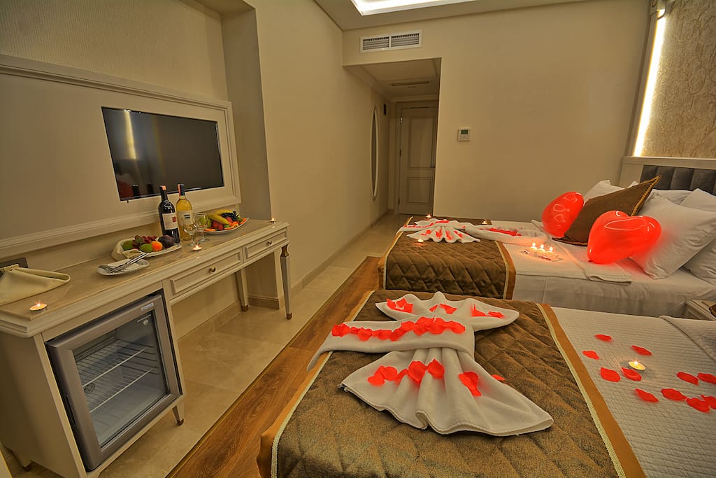Room size: 30 m²
Bed options: 1 single bed, 1 large double bed Or 3 single beds
This air-conditioned room offers 1 single bed and 1 double bed. There is a satellite TV and a minibar.
Room facilities: View, Terrace, Telephone, Satellite Channels, Flat-screen TV, Safety Deposit Box, Air Conditioning, Desk, Seating Area, Heating, Soundproofing, Hardwood/Parquet floors, Hypoallergenic, Cleaning products, Hairdryer, Free toiletries, Toilet, Bathroom, Slippers, Bath or Shower, Toilet paper, Minibar, Wake-up service