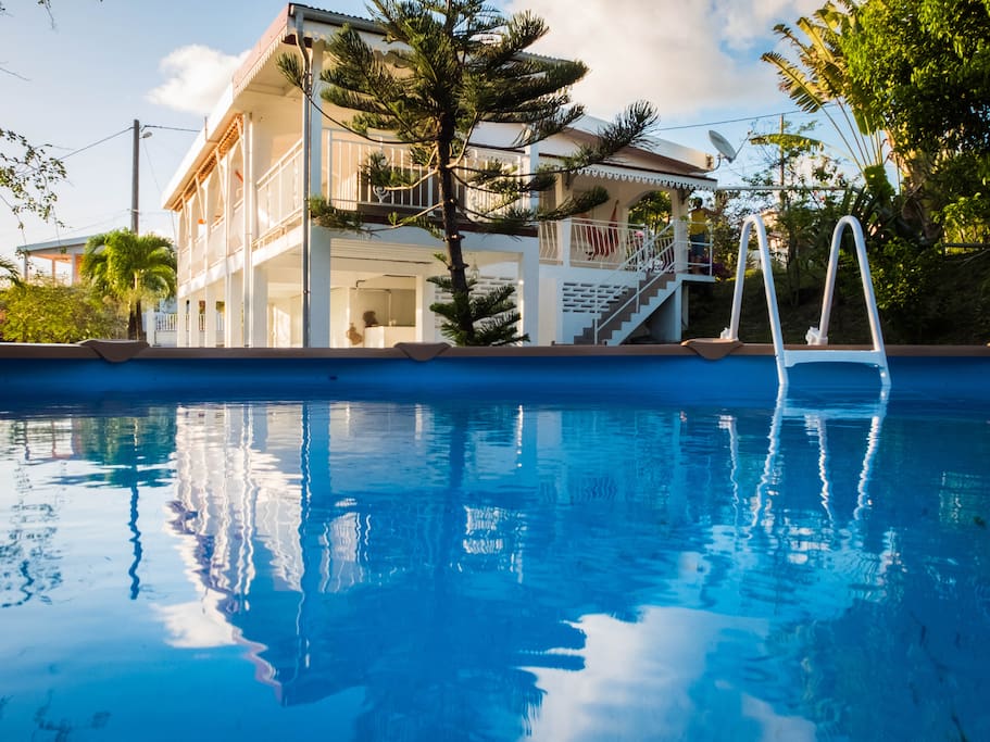 maison, piscine et jardin
(house, pool and garden)