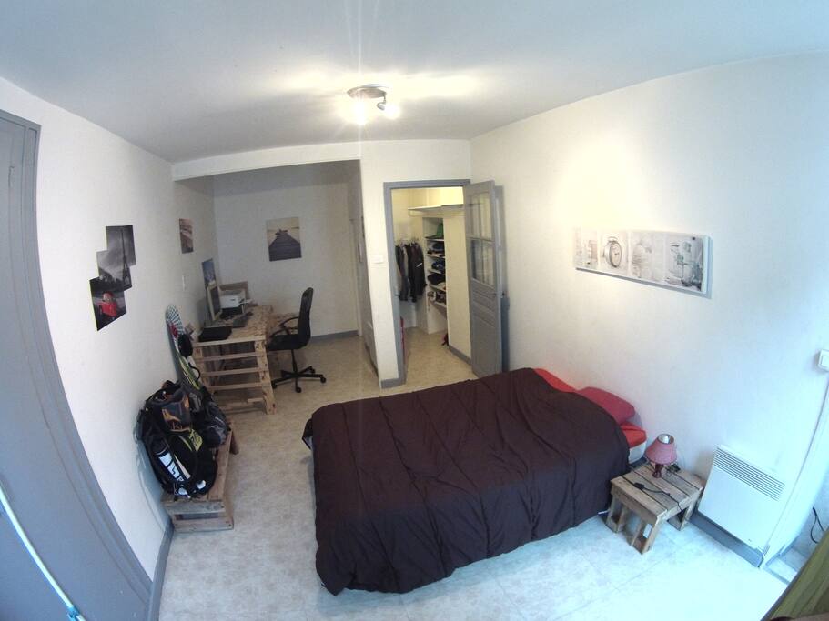 Chambre avec coin bureau.