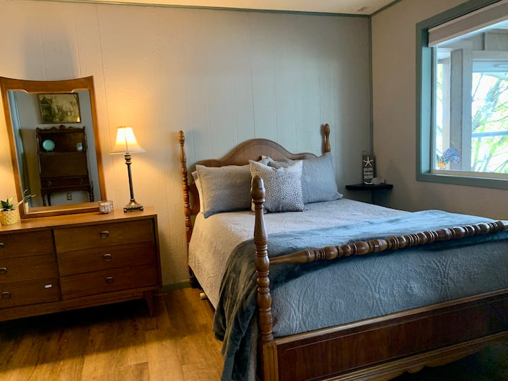 第4间卧室位于低层。 湖畔，透过屏风门廊可欣赏湖景。全尺寸床。