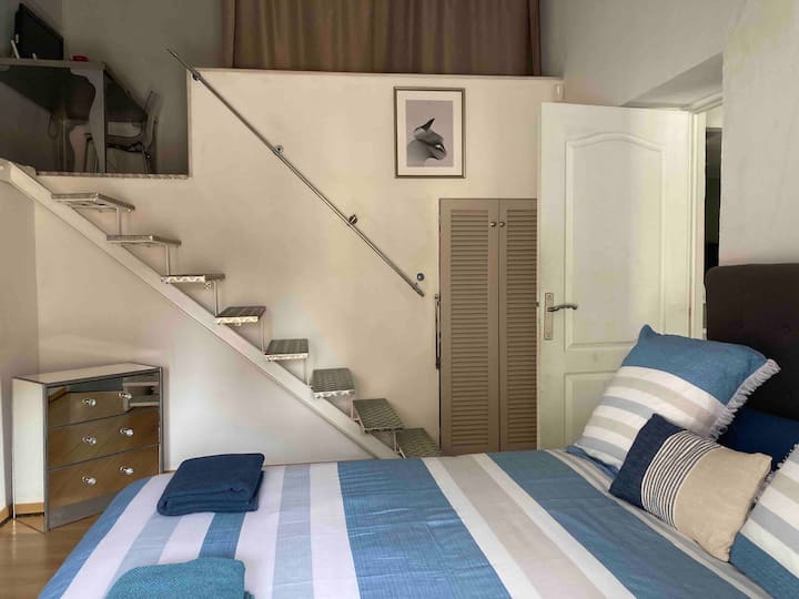 حجم ملكة Chambre lit (160 × 200)
مع غرفة ملابس مكتبية 
في الميزانين 
شقة بمساحة 64 مترًا مربعًا