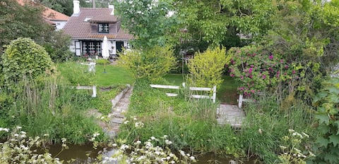Kunstenaarshuisje met jacuzzi, dichtbij Oostende