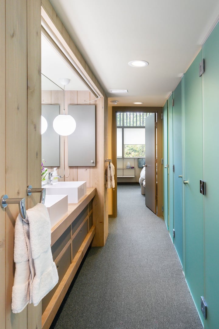 Tranquil Mid Century Modern Retreat, Neighbors Downtown