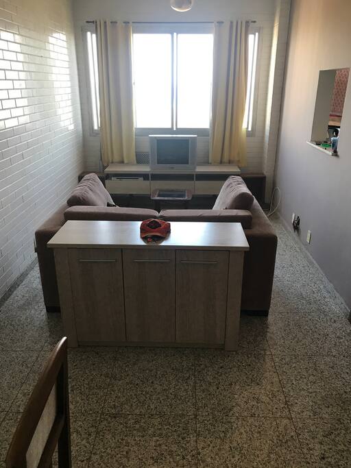 Sala de estar, bem arejada c/ ventilador.