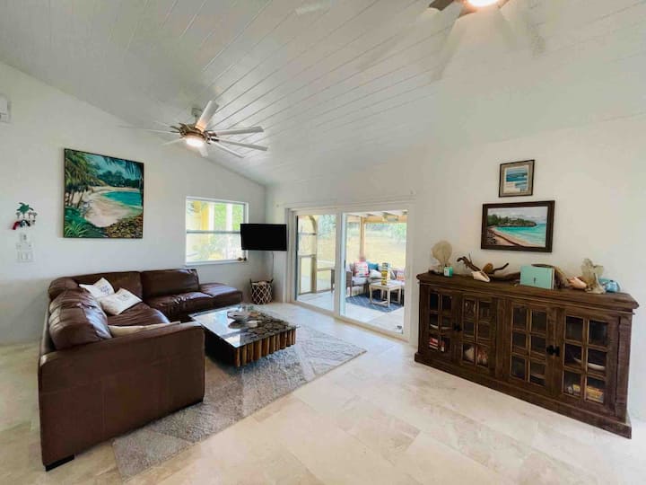 Njoo ukae katika kikundi kikubwa cha Natuzzi unapoangalia mawimbi ya Karibea