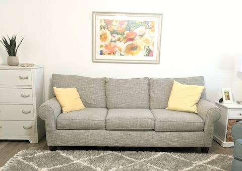 Cheerful 2 bedroom cottage on quiet street