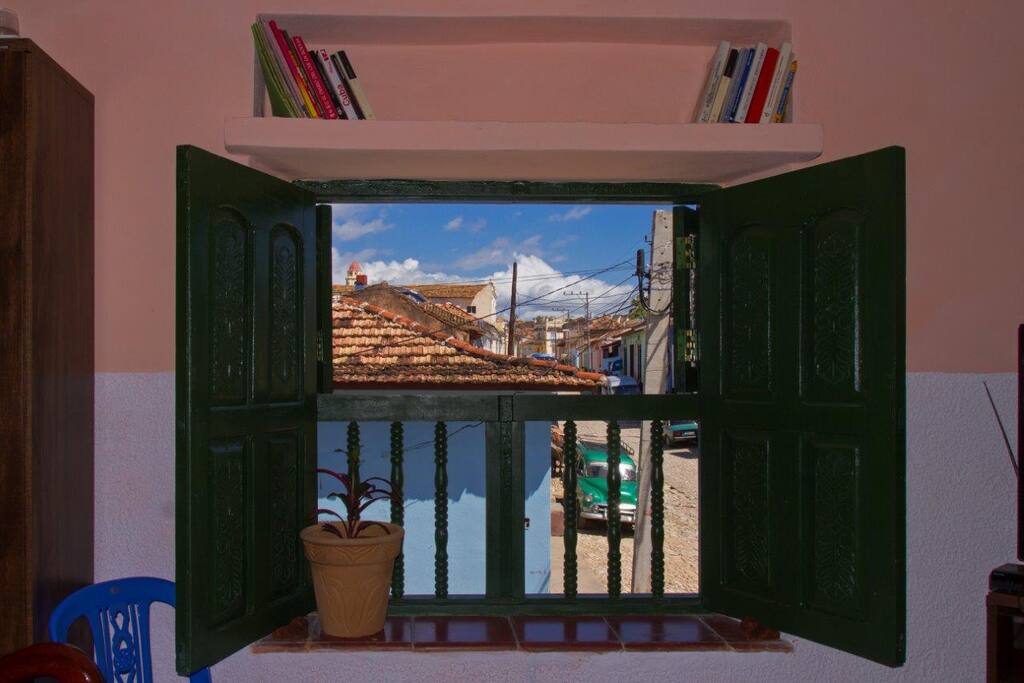 Sala de la casa con vista a la calle