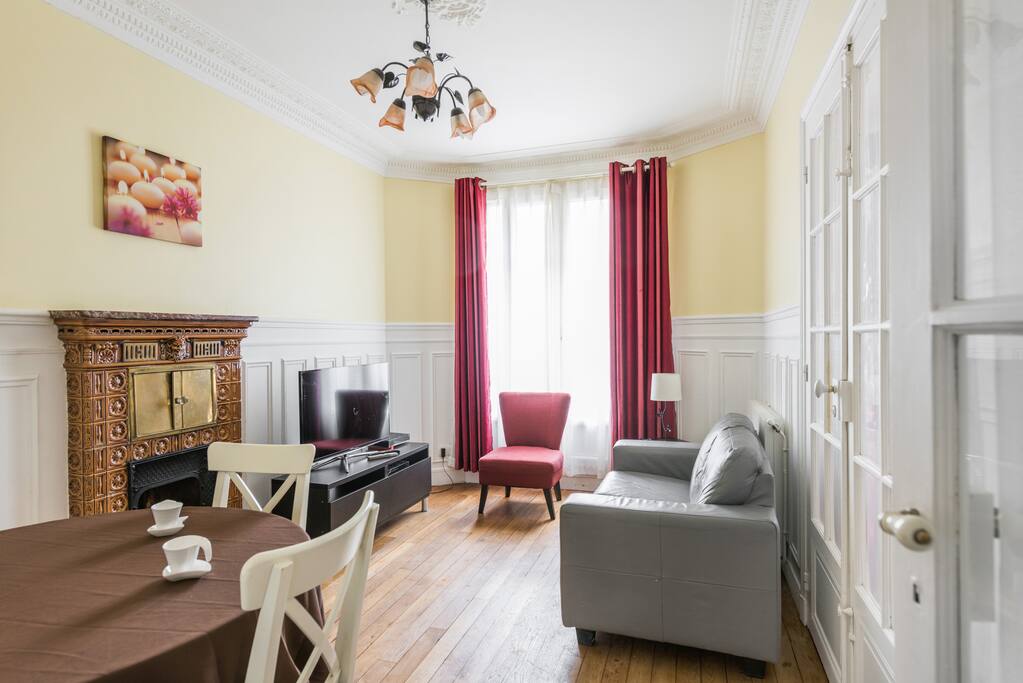 Salon with sofa and tv with wifi