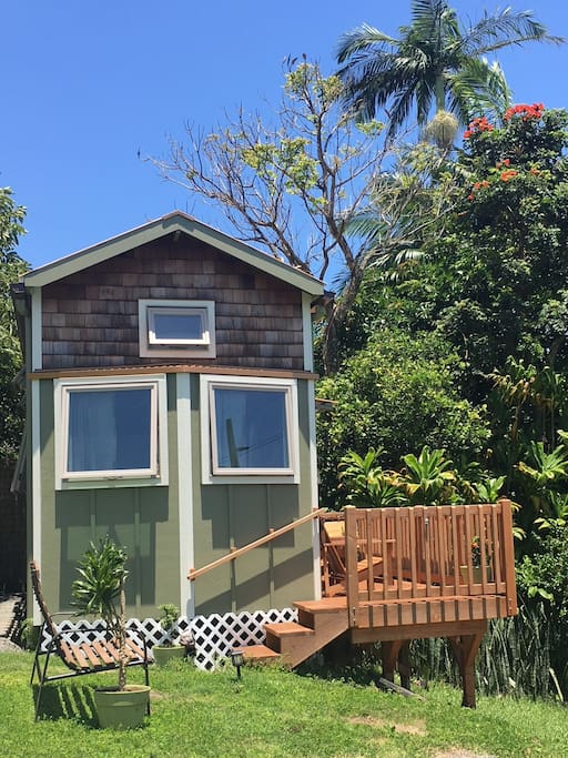 Tiny home with lanai and bench for ocean viewing.