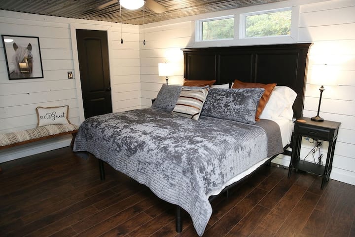 El dormitorio 2 tiene una cama ajustable tamaño king.