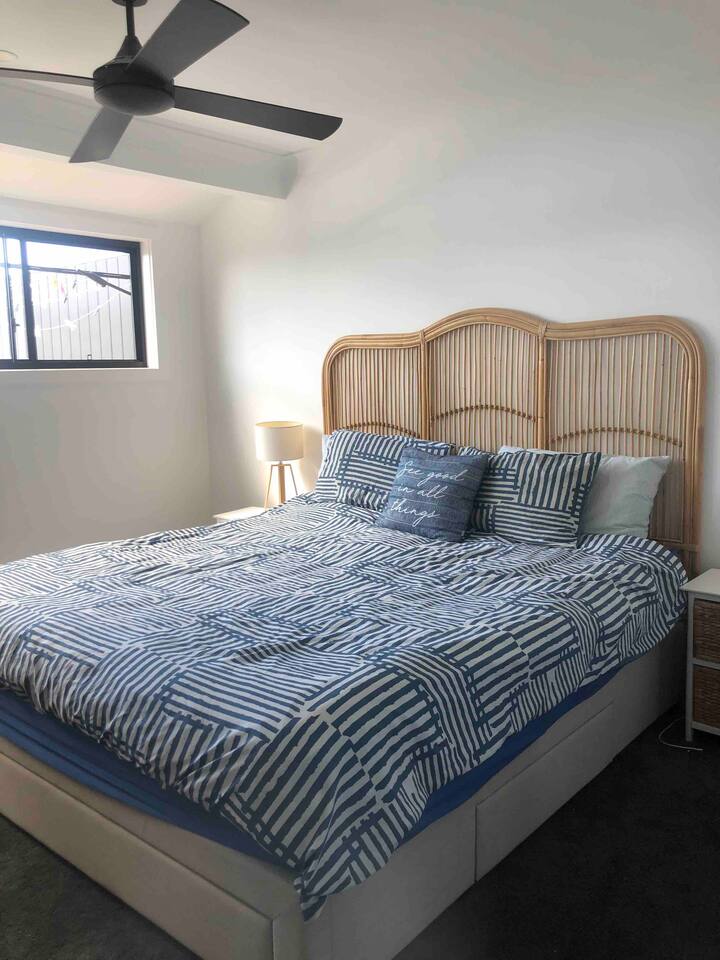 Master bedroom with comfortable new King size bed and mattress. This bedroom features ducted air conditioning, ceiling fan, lake view, walk in robe and ensuite. 