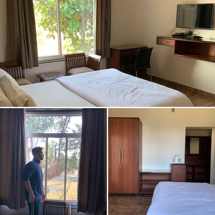 חדר קטגוריה מפואר עם מיטה זוגית וחדר רחצה צמוד