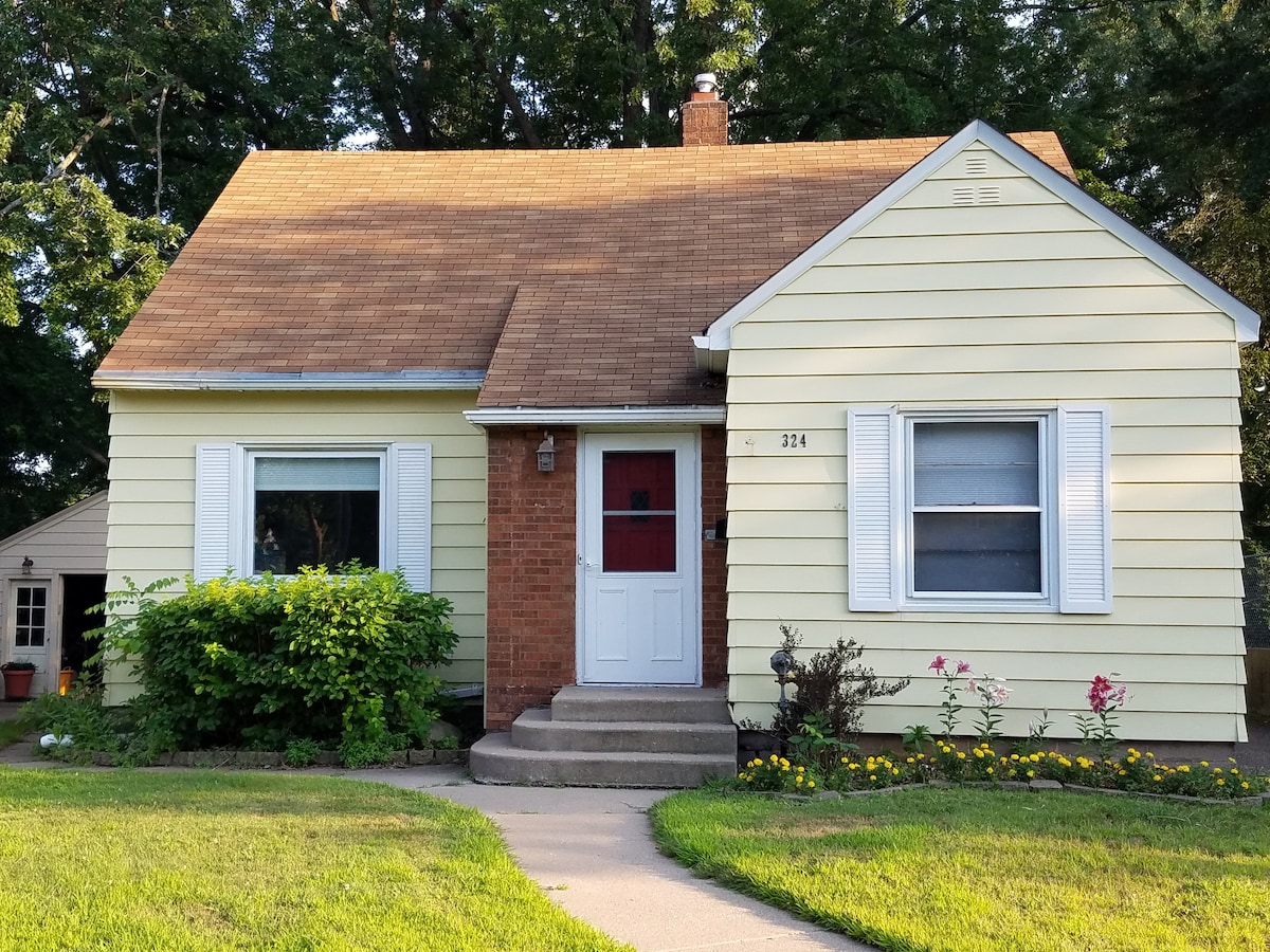 Charming Two Bedroom 2nd Floor near Xcel Center