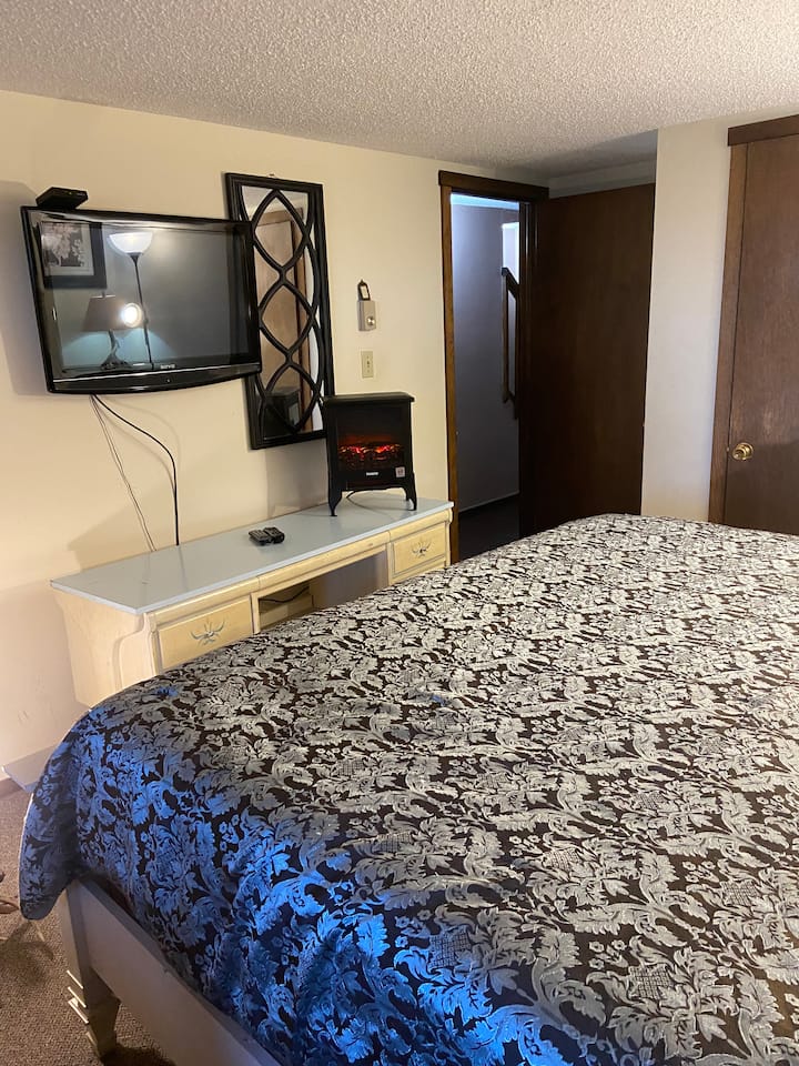 PAMJE NË KORRIDOR DHE TV ME EKRAN TË SHESHTË NË DHOMËN E MADHE TË GJUMIT