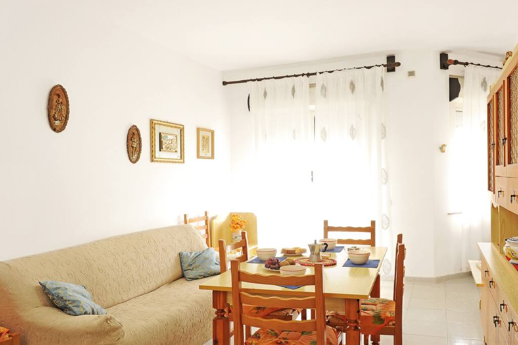 SALONE CON TAVOLO E DIVANO LETTO