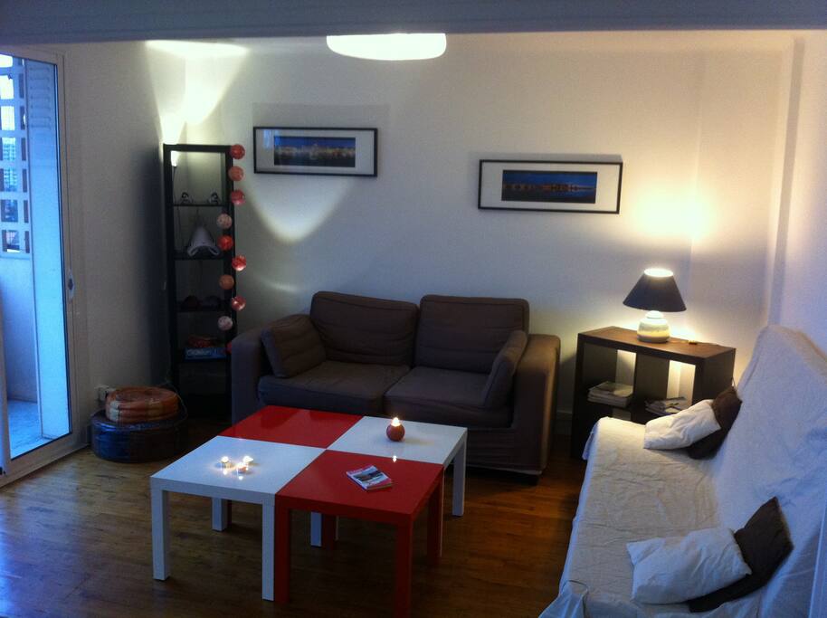 Salon donnant sur balcon avec canapé -lit
