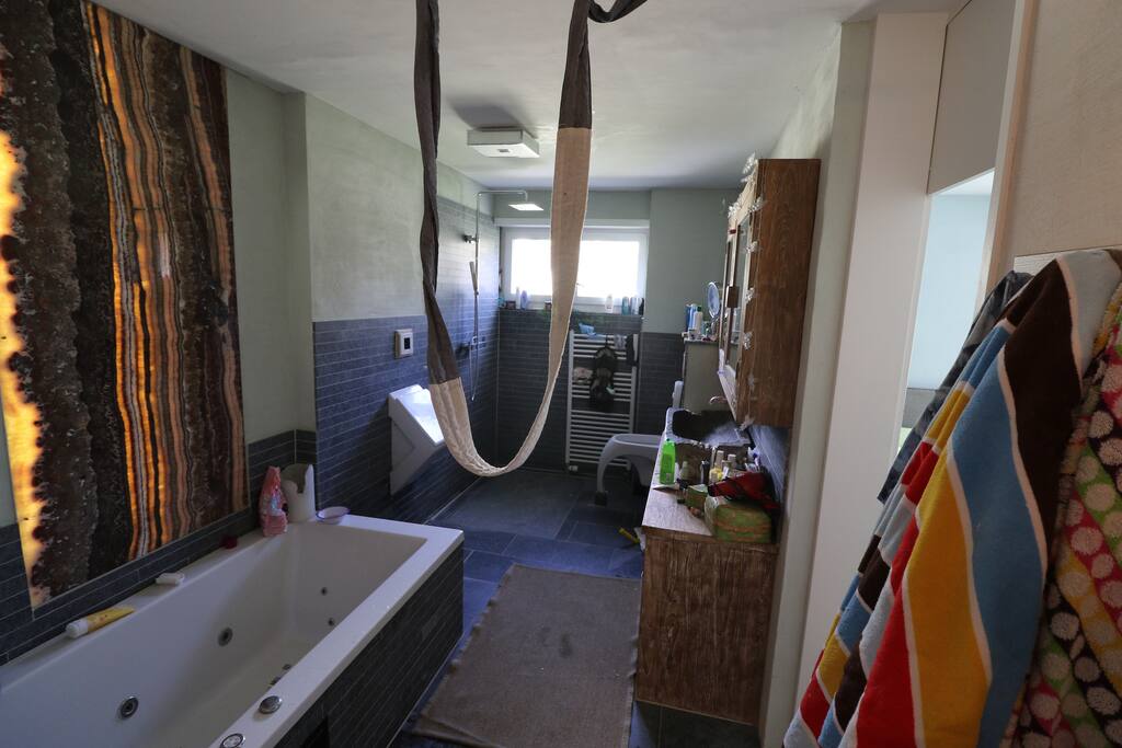 Grosszügiges Badezimmer mit Whirlpool und Onyx Steinlampe