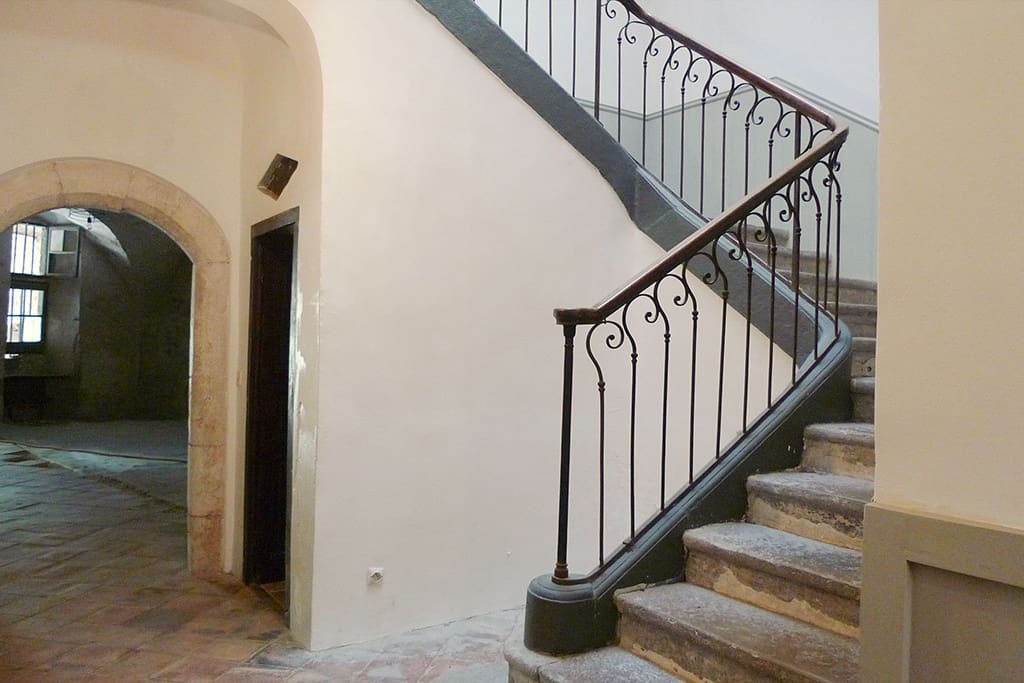 Entrace / staircase (and entrance to the courtyard)
