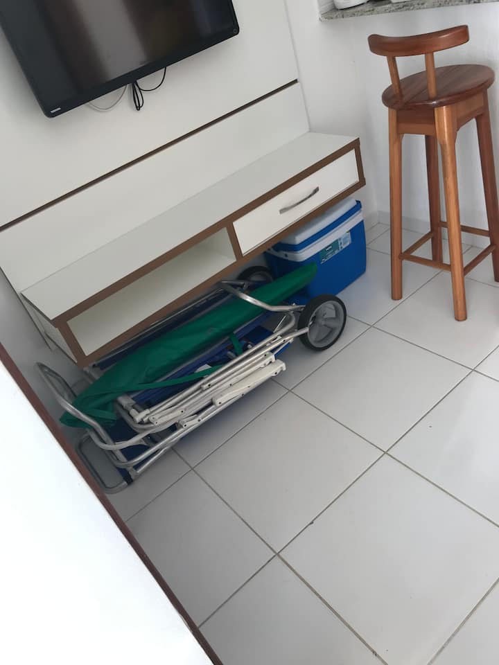 Vitu kwa ajili ya mgeni kwenda ufukweni. Viti, baridi, na mwavuli