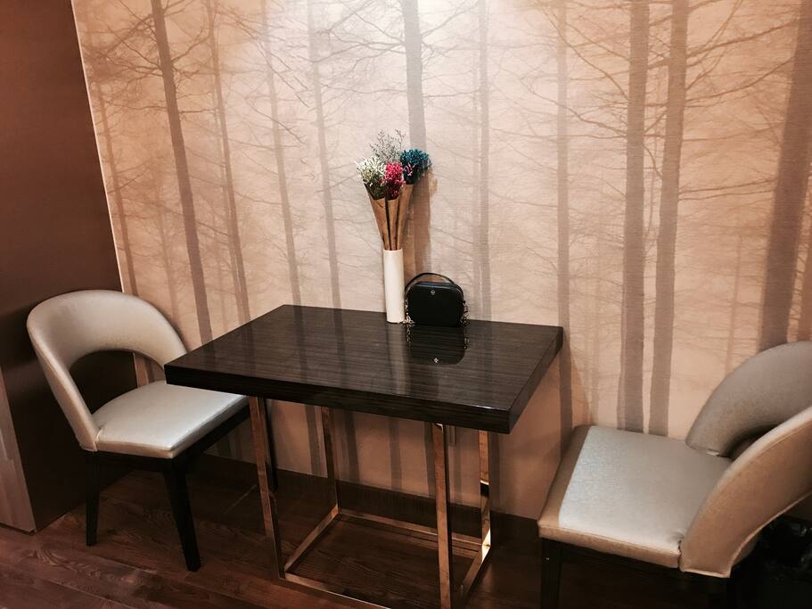 客厅餐桌/茶桌 Dining table/tea table. You can enjoy some wonderful Changsha spicy food along with the famous Changsha black tea with your friend/partner here.