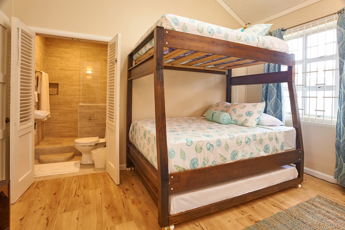 Dhoma e gjumit 2, me banjë me pllaka italiane ensuite. 