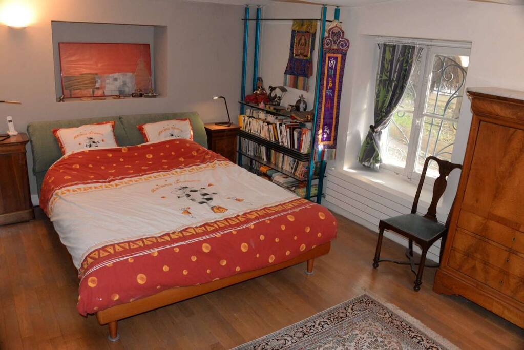 belle chambre calme sur jardin, king bed