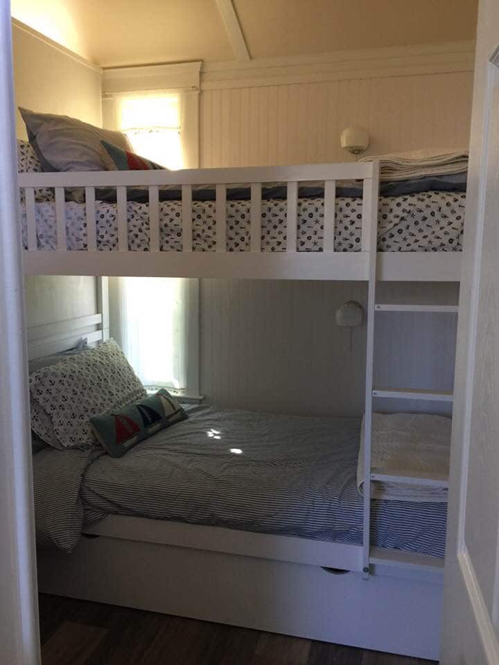 เตียงสองชั้นพร้อมที่เก็บของใต้เตียง