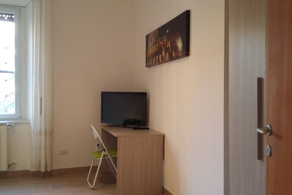 scrivania e tv nel soggiorno