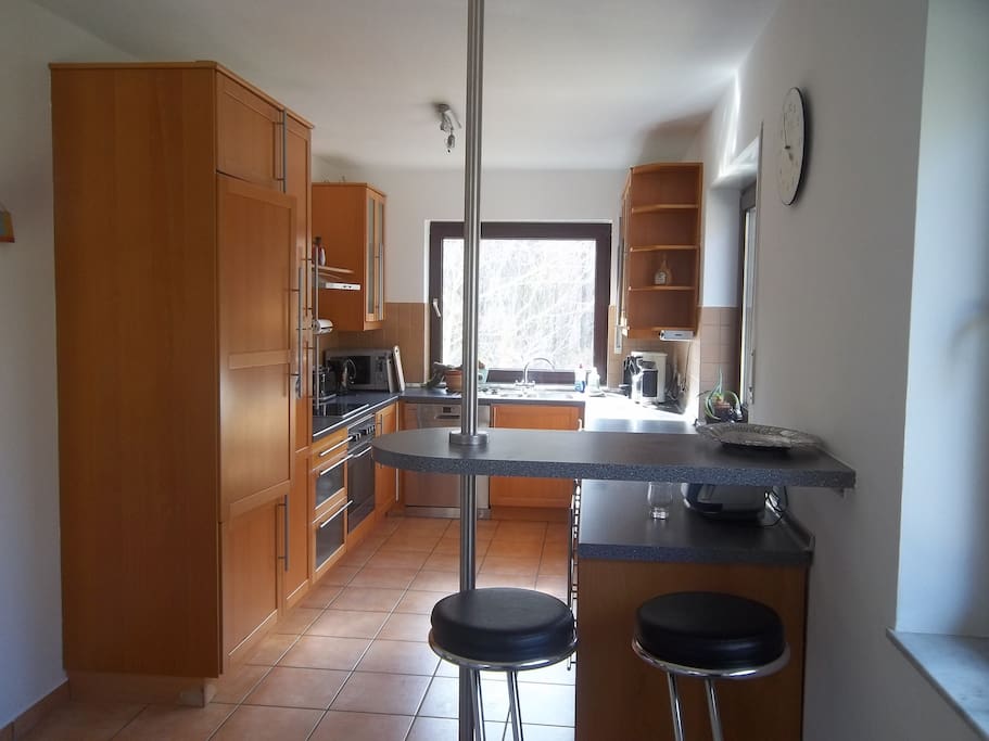 offene Küche mit Theke und 2 Barhockern