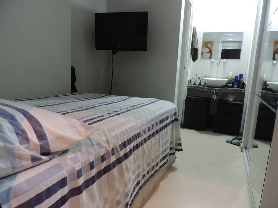 Cama e TV 32'.