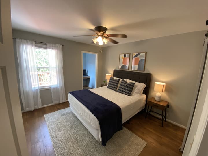 Dormitorio principal con cama tamaño queen en el primer piso