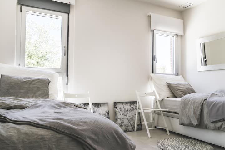 Spálňa II (dve samostatné postele 90 cm alebo ich poskladaj na jednu manželskú posteľ 180)