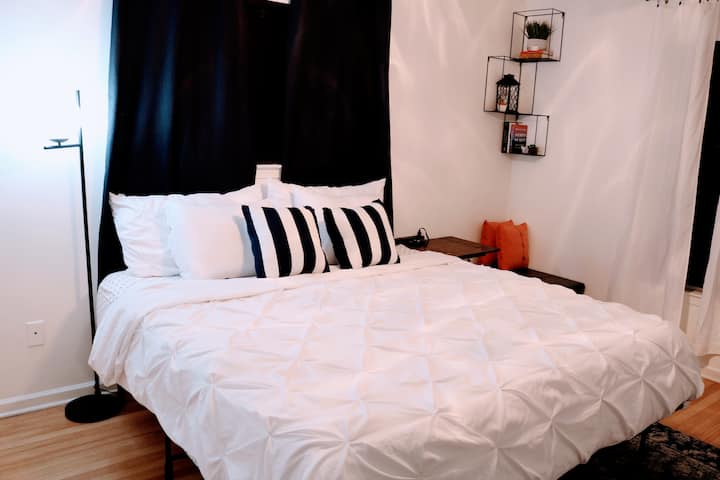 主卧|加大双人床，自然光线充足| 55英寸智能电视