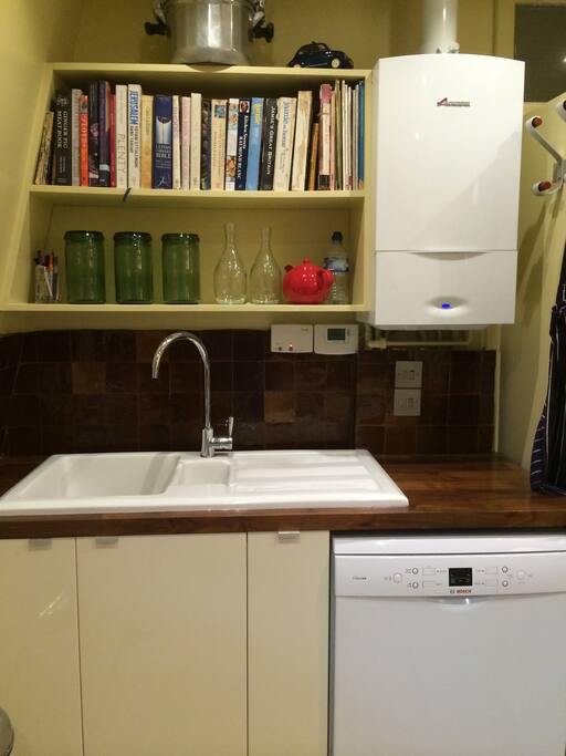 Dishwasher, sink and cookery books in the kitchen!