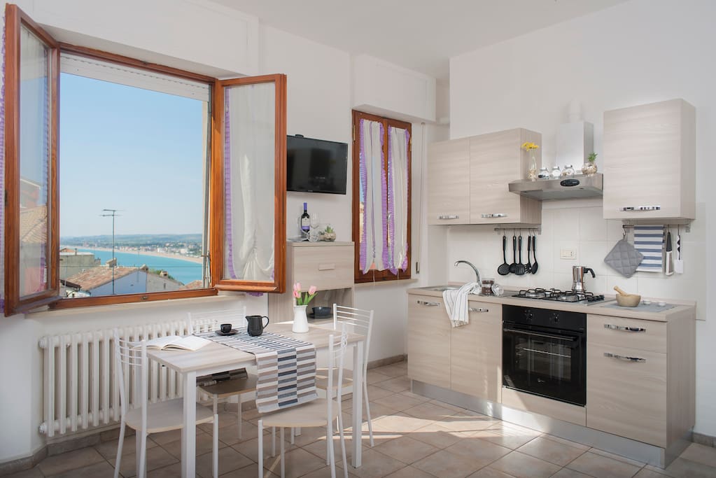 Soggiorno-cucina con divano letto matrimoniale "appartamento vista mare"