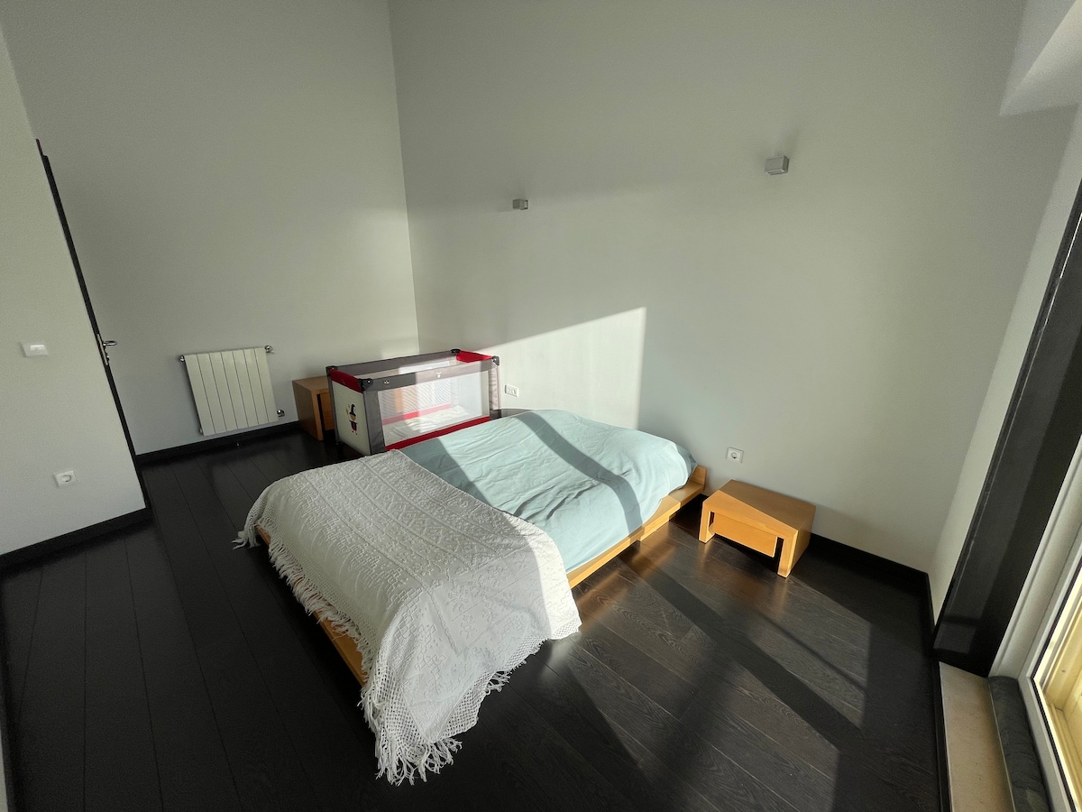 غرفة زرقاء | سرير مزدوج وسرير سفر