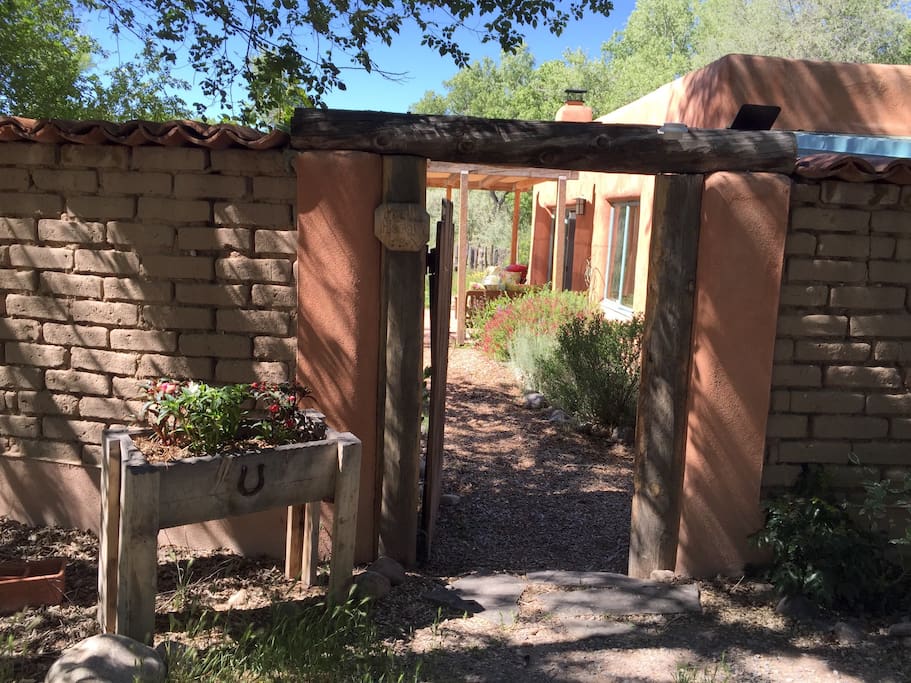 Private parking and entrance. Welcome to Paradise Pond