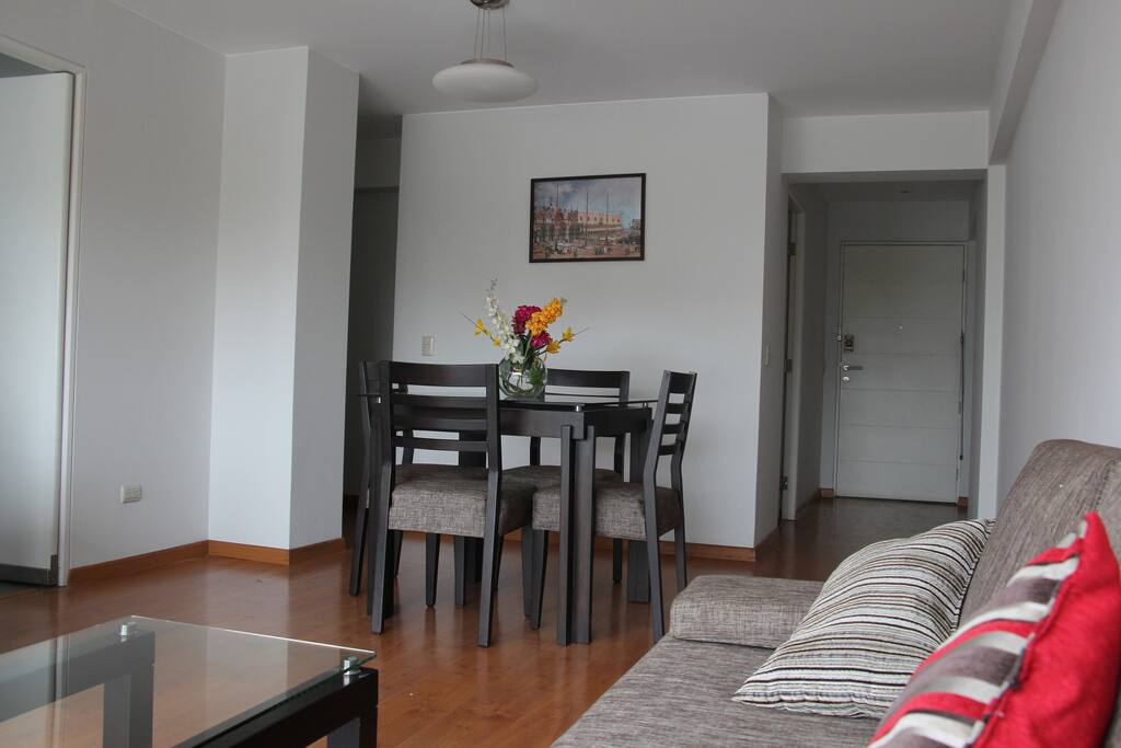 Otra vista del ambiente principal, vizualizandose ingreso al apartamento
