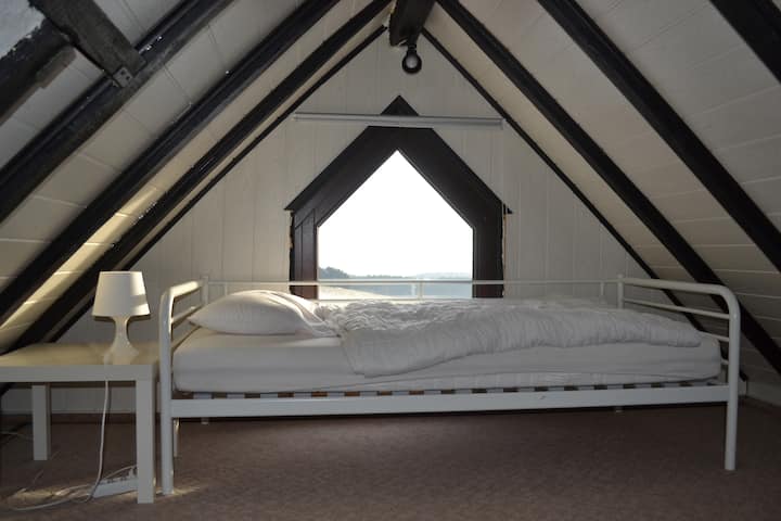 Roshani ya kulala yenye kitanda cha mtu mmoja