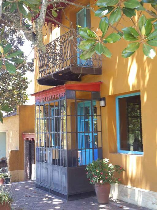 Entrada a casa ppal. Casa huéspedes a 3 metros.