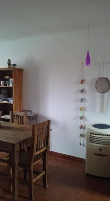 decoracion agradable con aire acondicionado portatil y calefaccion split.