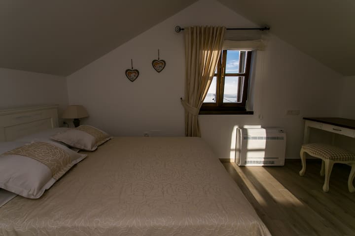 Chambre 3 : lit double, armoire, bureau et toilettes avec douche