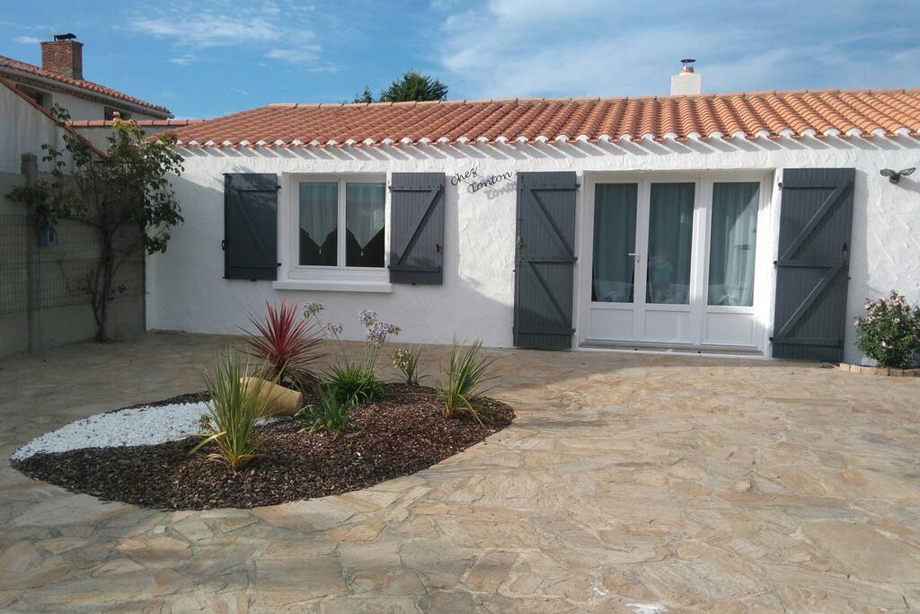 Vue de face de la maison. Vous y garerez facilement 2 véhicules.