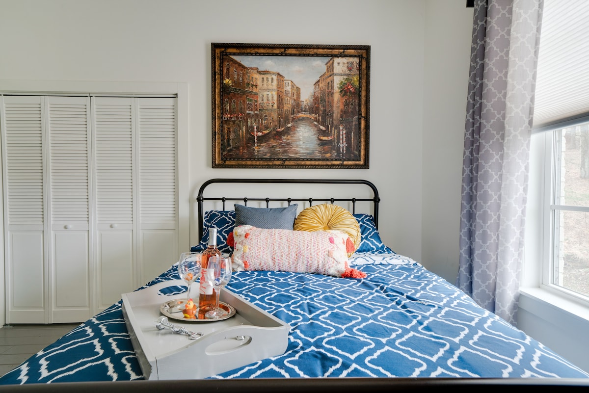 Kitanda kipya cha kifahari cha malkia kilicho na mashuka na mito ya starehe katika chumba cha kujitegemea cha starehe kilicho na mojawapo ya michoro ya aina yako inayokuzunguka.